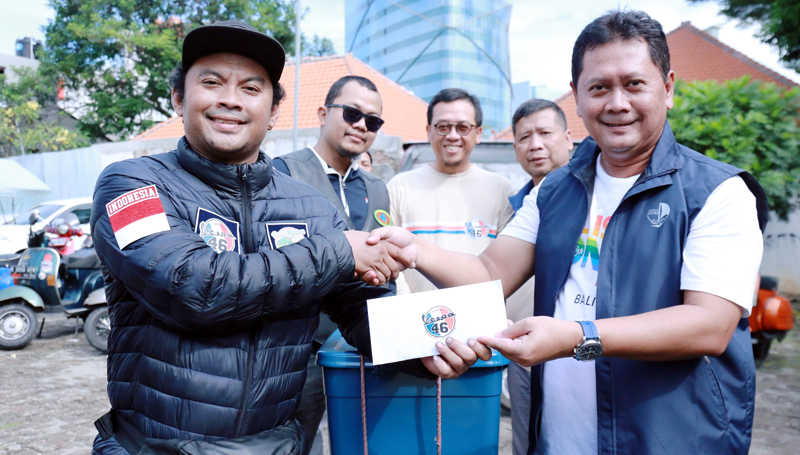 Bro Andry (kanan) saat menyerahkan uang saku dari Vespa 46 Community untuk Bro Juned (kiri).