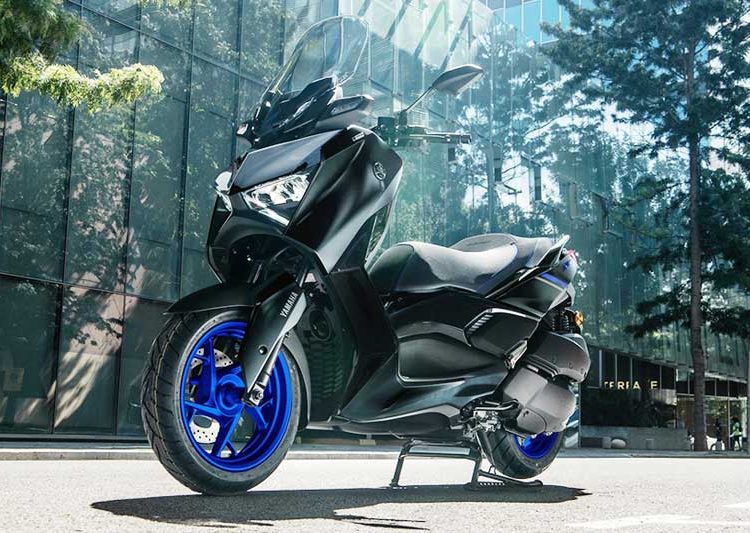 XMAX Connected Warna
