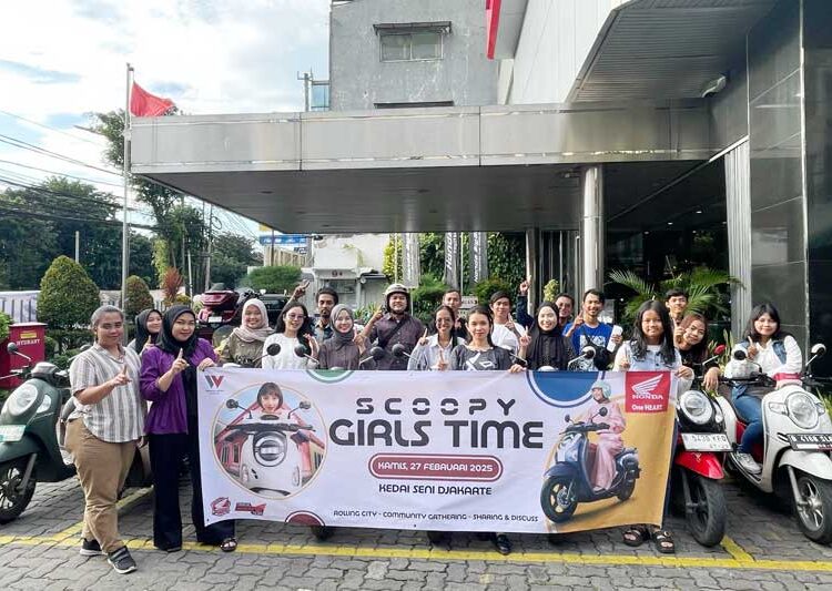 Lady Bikers Honda Scoopy